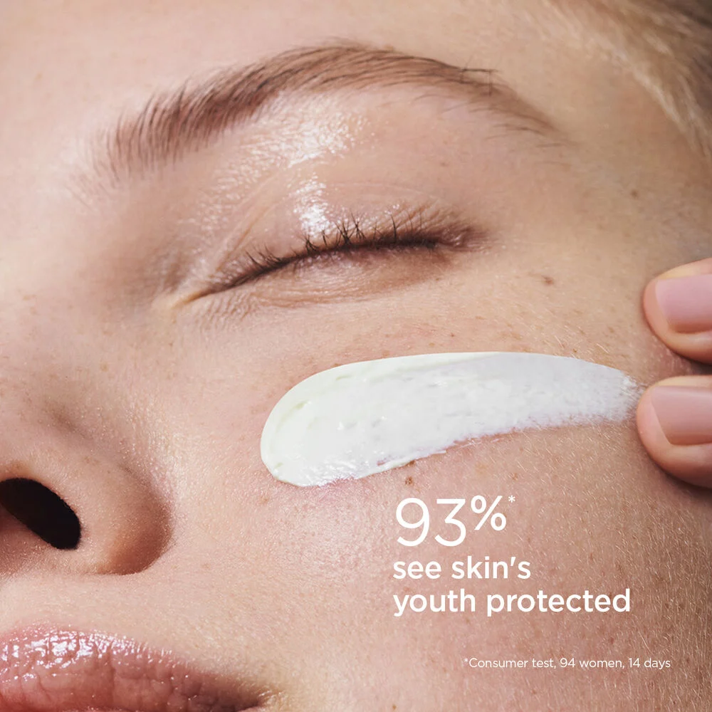 CLARINS Youth Protecting Sunscreen Very High Protection SPF50 05